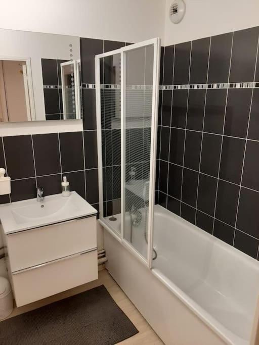 Joli Appartement Avec Jardin Et 2 Parkings Prives Argenteuil Ngoại thất bức ảnh